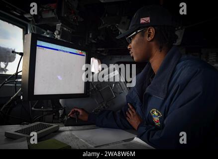 Forze militari STATUNITENSI. 171014UY653-103 OCEANO ATLANTICO (14 ottobre 2017) Quartermaster di seconda classe Lakendra Brown traccia il corso della nave a bordo del cacciatorpediniere guidato-missile classe Arleigh Burke USS Oscar Austin (DDG 79), 14 ottobre 2017. Oscar Austin è impegnato in una distribuzione di routine a supporto degli interessi di sicurezza nazionale degli Stati Uniti in Europa, e sta aumentando la cooperazione per la sicurezza del teatro e la presenza navale avanzata nell'area operativa della 6th Fleet degli Stati Uniti. (Foto della Marina degli Stati Uniti di Mass Communication Specialist 2nd Class Ryan Utah Kledzik/rilasciata) Foto Stock