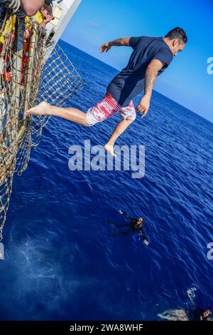 Forze militari STATUNITENSI. 171021GX781-271 MAR MEDITERRANEO (22 ottobre 2017) - gas turbine Systems Technician (meccanico) Roman Barrowman di terza classe, da Los Angeles, salta nel Mar Mediterraneo durante una nuotata a bordo del cacciatorpediniere guidato-missile classe Arleigh Burke USS James E. Williams (DDG 95) 22 ottobre 2017. James E. Williams, portato in casa a Norfolk, è in un dispiegamento di routine nell'area operativa della 6th Fleet degli Stati Uniti a sostegno degli interessi di sicurezza nazionale degli Stati Uniti in Europa. (Foto della Marina degli Stati Uniti di Mass Communication Specialist 3rd Class Colbey Livingston/ rilasciata) Foto Stock