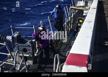 Forze militari STATUNITENSI. 171023BK384-329 MAR MEDITERRANEO (23 ottobre 2017) Aviation Boatswain's Mate (Fuel) 3rd Class Logan Carlson (sinistra), da Vancouver, Washington, e il Mate Seaman Ryan Sharland di Aviation Boatswain, di Newport Beach, California, si preparano a condurre operazioni di rifornimento sul ponte di volo della nave da trasporto anfibio USS San Diego (LPD 22) 23 ottobre 2017. San Diego è schierato con l'America Amphibious Ready Group e la 15th Marine Expeditionary Unit per sostenere la sicurezza marittima e la cooperazione di sicurezza del teatro negli sforzi nell'area della 6th Fleet Foto Stock