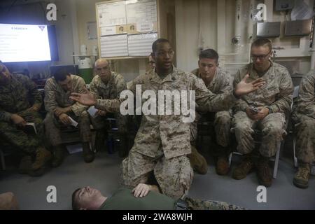 Forze militari STATUNITENSI. 171023CK339-007 MAR MEDITERRANEO (23 ottobre 2017) – Hospital Corpsman 1st Class, Ricardo Porter, assegnato al 15th Marine Expeditionary Unit's (MEU) Combat Logistic Battalion 15, istruisce come applicare un laccio durante un corso Tactical Combat Casualty Care (TCCC) a bordo della nave da trasporto anfibio USS San Diego (LPD 22), 23 ottobre 2017. TCCC è un corso che insegna ai Marines e ai marinai come fornire assistenza medica in un ambiente tattico di combattimento. La USS San Diego è schierata con l'America Amphibious Ready Group e il 15th MEU per sostenere la navigazione marittima Foto Stock