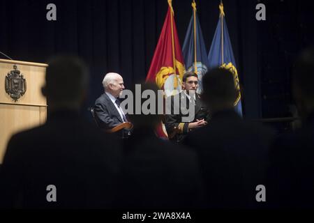 Forze militari STATUNITENSI. 171030DY073-0235 ANNAPOLIS, MD (30 ottobre 2017) il senatore John McCain risponde alle domande della brigata di guardiamarina presso la United States Naval Academy (USNA). McCain visitò la USNA per parlare ai guardiamarina delle sue esperienze durante la seconda guerra mondiale e dello stato attuale degli affari mondiali. (Foto U.S. Navy di Mass Communication Specialist 2nd Class Brianna Jones/rilasciata) Foto Stock