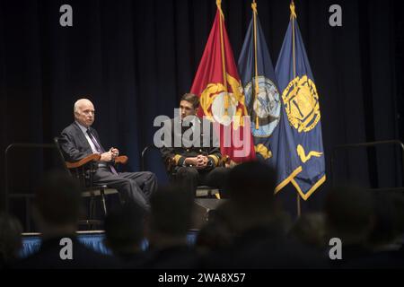 Forze militari STATUNITENSI. 171030DY073-0250 ANNAPOLIS, MD (30 ottobre 2017) il senatore John McCain risponde alle domande della brigata di guardiamarina presso la United States Naval Academy (USNA). McCain visitò la USNA per parlare ai guardiamarina delle sue esperienze durante la seconda guerra mondiale e dello stato attuale degli affari mondiali. (Foto U.S. Navy di Mass Communication Specialist 2nd Class Brianna Jones/rilasciata) Foto Stock