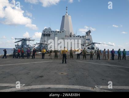 Forze militari STATUNITENSI. 171103CK339-105 MAR MEDITERRANEO (3 novembre 2017) – i Marines assegnati alla 15th Marine Expeditionary Unit (MEU) e i marinai a bordo della nave da trasporto anfibio USS San Diego (LPD 22) eseguono una camminata di detriti di oggetti estranei prima di una TRAPPOLA simulata di recupero tattico del personale aereo (TRAP) 3 novembre 2017. Il 15th MEU e l'America Amphibious Ready Group (ARG) eseguono TRAPANI per rimanere preparati come forza marittima di emergenza in caso di crisi. San Diego è schierato con l'America ARG e il 15th MEU per sostenere le operazioni di sicurezza marittima e la sicurezza del teatro Foto Stock