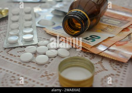 Pedaggio medico: Bollette in euro e flaconi di pillole in esposizione Foto Stock