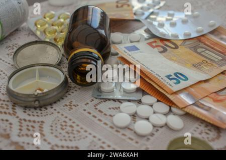 Pedaggio medico: Bollette in euro e flaconi di pillole in esposizione Foto Stock