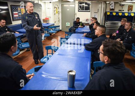 Forze militari STATUNITENSI. 171105FP878-046 MAR MEDITERRANEO (5 novembre 2017) Cmdr. Matt Powel, comandante del cacciatorpediniere guidato-missile classe Arleigh Burke USS Donald Cook (DDG 75), parla con i sottufficiali di prima classe della nave 5 novembre 2017. Donald Cook, schierato a Rota, in Spagna, è nella sua sesta pattuglia nell'area operativa della 6th Fleet degli Stati Uniti a sostegno degli alleati regionali e dei partner, e degli interessi di sicurezza nazionale degli Stati Uniti in Europa. (Foto della Marina degli Stati Uniti di Mass Communication Specialist 1st Class Theron J. Godbold /rilasciata) Foto Stock