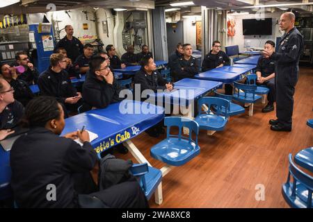 Forze militari STATUNITENSI. 171105FP878-047 MAR MEDITERRANEO (5 novembre 2017) Cmdr. Matt Powel, comandante del cacciatorpediniere guidato-missile classe Arleigh Burke USS Donald Cook (DDG 75), parla con i sottufficiali di prima classe della nave 5 novembre 2017. Donald Cook, schierato a Rota, in Spagna, è nella sua sesta pattuglia nell'area operativa della 6th Fleet degli Stati Uniti a sostegno degli alleati regionali e dei partner, e degli interessi di sicurezza nazionale degli Stati Uniti in Europa. (Foto della Marina degli Stati Uniti di Mass Communication Specialist 1st Class Theron J. Godbold /rilasciata) Foto Stock