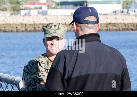 Forze militari STATUNITENSI. 171106N0901-006 STAZIONE NAVALE DI ROTA, Spagna (6 novembre 2017) il comandante della flotta Russell L. Smith parla con un marinaio assegnato al cacciatorpediniere di missili guidati classe Arleigh Burke USS Ross (DDG 71) dopo una chiamata a mani libere sul ponte di volo 6 novembre 2017. Ross, schierato in avanti a Rota, in Spagna, conduce operazioni navali nella 6th Fleet area of Operations degli Stati Uniti a sostegno degli interessi di sicurezza nazionale degli Stati Uniti in Europa e Africa. (Foto della Marina degli Stati Uniti di 2a Classe Melissa Delapena/rilasciata) Foto Stock