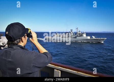 Forze militari STATUNITENSI. 171106UY653-259 OCEANO ATLANTICO (6 novembre 2017) Cmdr. Samantha Dutily, ufficiale comandante del cacciatorpediniere missilistico guidato classe Arleigh Burke USS Oscar Austin (DDG 79), osserva la nave portoghese Vasco da Gama, fregata classe NRP Corte-Real (F332) che naviga a fianco della nave durante l'addestramento bilaterale in mare 6 novembre 2017. Oscar Austin è impegnato in una distribuzione di routine a supporto degli interessi di sicurezza nazionale degli Stati Uniti in Europa, e sta aumentando la cooperazione per la sicurezza del teatro e la presenza navale avanzata nell'area operativa della 6th Fleet degli Stati Uniti. (Foto della Marina degli Stati Uniti di Mass Communication Specialist 2nd Foto Stock