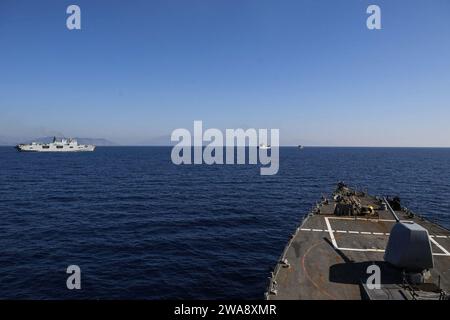 Forze militari STATUNITENSI. 171109FP878-105 MAR MEDITERRANEO (9 novembre 2017) il cacciatorpediniere guidato-missile classe Arleigh Burke USS Donald Cook (DDG 75) manovre dietro la nave anfibia classe Royal Navy Landing Platform Helicopter HMS Ocean (L-12), la marina turca TCG Bayraktar-class Landing ship tank TCG Bayraktar (L-402), la corvetta Ros Contraamiral Horia Macellariu (F-265) e un sottomarino turco durante l'esercitazione Dogu Akdeniz 17, 9 novembre 2017. Dogu Akdeniz è un'esercitazione marittima multinazionale a guida turca, progettata per migliorare il combattimento combinato CA Foto Stock