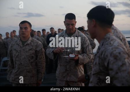 Forze militari STATUNITENSI. 171110CK339-124 MAR MEDITERRANEO (10 novembre 2017) – Master Gunnery Sgt. Eric Johnson, assegnato al 15th Marine Expeditionary Unit’s (MEU) Battalion Landing Team 1st Battalion, 5th Marine Regiment, mangia torta durante la 242nd Marine Corps Birthday Celebration a bordo della nave da trasporto anfibio USS San Diego (LPD 22) 10 novembre 2017. San Diego è schierato con l'America Amphibious Ready Group e il 15th MEU per sostenere le operazioni di sicurezza marittima e gli sforzi di cooperazione per la sicurezza del teatro nell'area operativa della 6th Fleet degli Stati Uniti Fot. Marine Corps Foto Stock