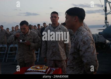 Forze militari STATUNITENSI. 171110CK339-130 MAR MEDITERRANEO (10 novembre 2017) – Lance Cpl. Dylan Nolan, fante assegnato al 15th Marine Expeditionary Unit’s (MEU) Battalion Landing Team 1st Battalion, 5th Marine Regiment, mangia torta durante la celebrazione del compleanno del 242nd Marine Corps a bordo della nave da trasporto anfibio USS San Diego (LPD 22) 10 novembre 2017. San Diego è schierato con l'America Amphibious Ready Group e il 15th MEU per sostenere le operazioni di sicurezza marittima e gli sforzi di cooperazione per la sicurezza del teatro nell'area operativa della 6th Fleet degli Stati Uniti Marine Corps ph Foto Stock