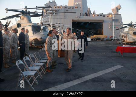 Forze militari STATUNITENSI. 171110CK339-103 MAR MEDITERRANEO (10 novembre 2017) – il capitano Peter Collins, comandante della nave da trasporto anfibio classe San Antonio USS San Diego (LPD 22), partecipa al 242° compleanno della celebrazione del corpo dei Marines degli Stati Uniti a bordo della San Diego 10 novembre 2017. San Diego è schierato con l'America Amphibious Ready Group e la 15th Marine Expeditionary Unit per supportare le operazioni di sicurezza marittima e gli sforzi di cooperazione per la sicurezza del teatro nell'area operativa della 6th Fleet degli Stati Uniti Foto Marine Corps del cpl. Jeremy Laboy/rilasciata) Foto Stock