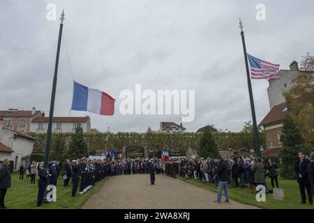 Forze militari STATUNITENSI. 171111MZ309-033 SAINT-MAUR-DES-FOSSES, Francia (11 novembre 2017) – le bandiere americane e francesi sono innalzate durante una cerimonia di commemorazione della prima guerra mondiale a Saint-Maur-des-Frosses, Francia, per celebrare l'armistizio e il Veterans Day 11 novembre 2017. U.S. Naval Forces Europe-Africa, con sede a Napoli, in Italia, sovrintende le operazioni congiunte e navali, spesso di concerto con partner alleati e interagenzie, per consentire relazioni durature e aumentare la vigilanza e la resilienza in Europa e in Africa. (Foto della Marina degli Stati Uniti di Mass Communication Specialist 1st Class Ryan Riley/rilasciata) Foto Stock