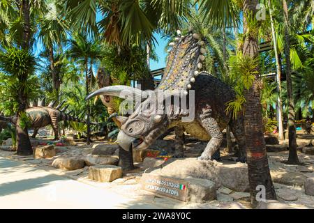 PATTAYA, THAILANDIA - 3 giugno 2020: I dinosauri nel grande giardino in pietra, varie specie di alberi e giardini tropicali si trovano a Nong Noouch Tropic Foto Stock