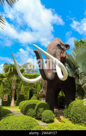 CHONBURI, THAILANDIA - APRILE 15,2022: Scultura mammut al meglio del giardino del mondo al Giardino di Nongnooch. Questa posizione e' famosa e desti Foto Stock