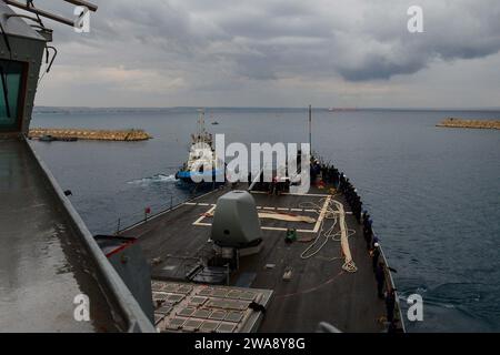 Forze militari STATUNITENSI. 171125QR145-020 LARNACA, Cipro (25 novembre 2017) i marinai guidano la ferrovia come il cacciatorpediniere di missili guidati classe Arleigh Burke USS Porter (DDG 78) parte da Larnaca, Cipro, a seguito di una visita programmata al porto il 25 novembre 2017. Porter, schierato in avanti a Rota, in Spagna, è alla sua quarta pattuglia nell'area operativa della 6th Fleet degli Stati Uniti a sostegno degli alleati regionali e dei partner, e degli interessi di sicurezza nazionale degli Stati Uniti in Europa. (Foto della Marina degli Stati Uniti di Mass Communication Specialist 3rd Class Krystina Coffey/ rilasciata) Foto Stock