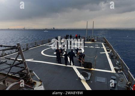 Forze militari STATUNITENSI. 171125QR145-046 LARNACA, Cipro (25 novembre 2017) Sailors stow line AS il cacciatorpediniere guidato-missile classe Arleigh Burke USS Porter (DDG 78) parte da Larnaca, Cipro, a seguito di una visita programmata al porto il 25 novembre 2017. Porter, schierato in avanti a Rota, in Spagna, è alla sua quarta pattuglia nell'area operativa della 6th Fleet degli Stati Uniti a sostegno degli alleati regionali e dei partner, e degli interessi di sicurezza nazionale degli Stati Uniti in Europa. (Foto della Marina degli Stati Uniti di Mass Communication Specialist 3rd Class Krystina Coffey/ rilasciata) Foto Stock