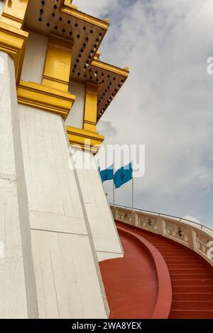 La scala rossa con il banister bianco o il corrimano della pagoda Phu Khao Thong nel tempio di Wat Saket Foto Stock