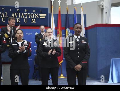 Forze militari STATUNITENSI. 171214PU674-212 PENSACOLA, Flag. (14 dicembre 2017) Mate di elettricista 1st Class Avenese Taylor fa un passo avanti mentre viene annunciata come Naval Education and Training Command (NETC) 2017 Sailor of the Year (SOY). Taylor è uno dei principali sottufficiali del Surface Warfare Officers School Engineering Learning Site Norfolk, dove guida 25 istruttori e l'applicazione di standard di formazione per oltre 1.200 studenti all'anno. Rappresenterà NETC alla competizione Manpower, Personnel, Training and Education SOY. (Foto della Marina degli Stati Uniti di Carla M. McCarthy/rilasciata) Foto Stock