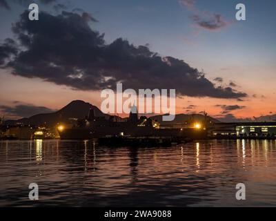 Forze militari STATUNITENSI. 180116CW570-0058 SASEBO, Giappone (16 gennaio 2018) U.S. Navy Seabees, assegnato alla Underwater Construction Team (UCT) 2, lasciare la stazione di immersione impostata su una chiatta a Commander, Fleet Activities Sasebo (CFAS), Giappone. L'UCT-2 fornisce la costruzione, l'ispezione, la manutenzione e la riparazione di strutture sottomarine e di fronte al mare a supporto della flotta del Pacifico. (Foto della Marina degli Stati Uniti di Mass Communications Specialist 1st Class Arthurgwain L. Marquez/rilasciata) Foto Stock