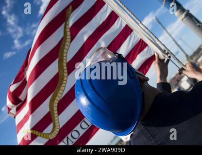 Forze militari STATUNITENSI. STAZIONE NAVALE DI ROTA, Spagna (18 gennaio 2018) Seaman Sullivan Asko abbassa il Navy Jack come cacciatorpediniere guidato-missile classe Arleigh Burke USS Ross (DDG 71) parte dalla stazione Navale di Rota, Spagna, 18 gennaio 2018. Ross, schierato in avanti a Rota, è nella sua sesta pattuglia nell'area operativa della 6th Fleet degli Stati Uniti a sostegno degli alleati regionali e dei partner e degli interessi di sicurezza nazionale degli Stati Uniti in Europa. (Foto della Marina degli Stati Uniti di Mass Communication Specialist 1st Class Kyle Steckler/rilasciata) Foto Stock