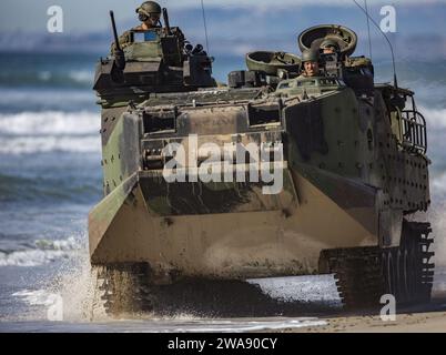 Forze militari STATUNITENSI. 180124HD015-0055 CAMPO DI PENDLETON, California (24 gennaio 2018) Marines assegnati al 3rd Assault Amphibious Battalion, 1st Marine Division e Western Army Infantry Regiment, i soldati giapponesi Ground Self-Defense Force conducono una pattuglia mobile della testa della spiaggia durante l'esercitazione Iron Fist 2018. L'esercitazione riunisce i Marines statunitensi dell'11th Marine Expeditionary Unit (11th MEU) e i soldati della JGSDF per migliorare la loro pianificazione bilaterale, comunicazione e conduzione di operazioni anfibie combinate. (Foto del corpo dei Marines degli Stati Uniti del cpl. Jacob A. Farbo/rilasciata) Foto Stock