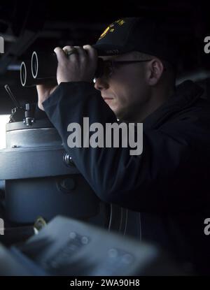 Forze militari STATUNITENSI. 180126RG482-017 STRETTO DI GIBILTERRA (26 gennaio 2018) il guardiamarina Jack Daniels usa un binocolo per tracciare un contatto mentre è in piedi di guardia sul ponte del cacciatorpediniere missilistico guidato classe Arleigh Burke USS Ross (DDG 71) 26 gennaio 2018. Ross, schierato in avanti a Rota, in Spagna, è nella sua sesta pattuglia nell'area operativa della 6th Fleet degli Stati Uniti a sostegno degli alleati regionali e dei partner e degli interessi di sicurezza nazionale degli Stati Uniti in Europa. (Foto della Marina degli Stati Uniti di Mass Communication Specialist 1st Class Kyle Steckler/rilasciata) Foto Stock