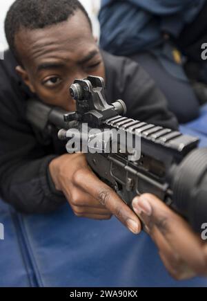 Forze militari STATUNITENSI. 180206RG482-092 MARE ADRIATICO (6 febbraio 2018) Fire Controlman di terza classe Thomas Williams pratica di puntare verso il sito di un fucile M4 prima di sparare a bordo del cacciatorpediniere missilistico guidato classe Arleigh Burke USS Ross (DDG 71) 6 febbraio 2018. Ross, schierato in avanti a Rota, in Spagna, è nella sua sesta pattuglia nell'area operativa della 6th Fleet degli Stati Uniti a sostegno degli alleati regionali e dei partner e degli interessi di sicurezza nazionale degli Stati Uniti in Europa. (Foto della Marina degli Stati Uniti di Mass Communication Specialist 1st Class Kyle Steckler/rilasciata) Foto Stock