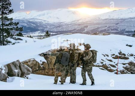 Forze militari STATUNITENSI. 180209N0901-003 RAMSUND, Norvegia (9 febbraio 2018) Explosive Ordnance Disposal Technicians conducono operazioni smontate contro-improvvisate con dispositivi esplosivi durante l'esercitazione Exercise Arctic Specialist 2018, a Ramsund, Norvegia, 9 febbraio 2018. Arctic Specialist è un'esercitazione annuale sullo smaltimento degli ordigni esplosivi e sulle contromisure minerarie, organizzata dalla Royal Norwegian Navy, che offre un addestramento impegnativo e realistico alle nazioni partecipanti, rafforzando al contempo l'interoperabilità e le relazioni durature. La US 6th Fleet, con sede a Napoli, Italia, conduce l'intero spettro di AN Foto Stock