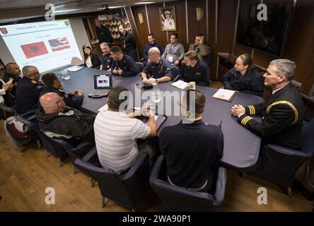 Forze militari STATUNITENSI. 180209RG482-650 VLORE, Albania (9 febbraio 2018) Cmdr. Bryan S. Gallo, ufficiale comandante della classe Arleigh Burke, cacciatorpediniere guidato-missile USS Ross (DDG 71) parla con diversi alti ufficiali della marina albanese durante un briefing portuale a bordo di Ross dopo che la nave ha lasciato l'ancora al di fuori di Valona, Albania, 9 febbraio 2018. Ross, schierato in avanti a Rota, in Spagna, è nella sua sesta pattuglia nell'area operativa della 6th Fleet degli Stati Uniti a sostegno degli alleati regionali e dei partner e degli interessi di sicurezza nazionale degli Stati Uniti in Europa. (Foto della Marina degli Stati Uniti di Mass Communication Specialist 1st Class Kyle Steck Foto Stock