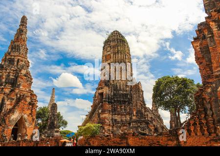 Il Wat Ratchaburana è un tempio buddista nel Parco storico di Ayutthaya. Il prang principale del tempio è uno dei più belli della città. Foto Stock