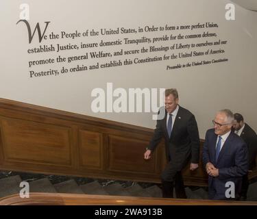 Forze militari STATUNITENSI. Il vice segretario alla difesa Patrick M. Shanahan incontra il primo ministro australiano Malcolm Turnbull al Pentagono di Washington, D.C., 22 febbraio 2018. (Foto di DoD di Navy Mass Communication Specialist 1st Class Kathryn E. Holm) Foto Stock