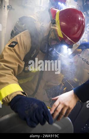 Forze militari STATUNITENSI. 180302RG482-121 MAR MEDITERRANEO (2 marzo 2018) Damage Controlman 3rd Class Thomas Walsh apre una scossa per combattere un fuoco simulato durante un'esercitazione generale a bordo del cacciatorpediniere missilistico guidato classe Arleigh Burke USS Ross (DDG 71) 2 marzo 2018. Ross, schierato in avanti a Rota, in Spagna, è nella sua sesta pattuglia nell'area operativa della 6th Fleet degli Stati Uniti a sostegno degli alleati regionali e dei partner e degli interessi di sicurezza nazionale degli Stati Uniti in Europa. (Foto della Marina degli Stati Uniti di Mass Communication Specialist 1st Class Kyle Steckler/rilasciata) Foto Stock