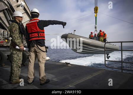 Forze militari STATUNITENSI. 180303JI086-065 MAR IONIO (3 febbraio 2018) marinai e marinai civili assegnati alla nave da trasporto veloce Military Sealift Command USNS Carson City (T-EPF 7), lanciano una barca gonfiabile a scafo rigido in mare per la prima volta dopo l'entrata in servizio delle navi, il 3 marzo 2018. Carson City sta conducendo operazioni navali nell'area operativa della 6th Fleet degli Stati Uniti per promuovere la sicurezza e la stabilità nella regione. (Foto U.S. Navy di Mass Communication Specialist 3rd Class Ford Williams/rilasciata) Foto Stock