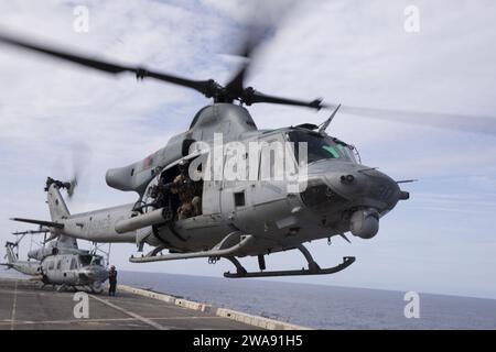 Forze militari STATUNITENSI. 180309GR168-0187 MAR MEDITERRANEO (9 marzo 2018) Un elicottero UH-1Y Huey, attaccato al Marine Medium Tiltroto Squadron (VMM) 162 (rinforzato), decolla dal ponte di volo della nave da trasporto anfibio classe San Antonio USS New York (LPD 21), 9 marzo 2018. New York, trasferita a Mayport, Florida, sta conducendo operazioni navali nell'area operativa della 6th Fleet. (Foto della Marina degli Stati Uniti di Mass Communication Specialist 2nd Class Lyle Wilkie/rilasciata) Foto Stock