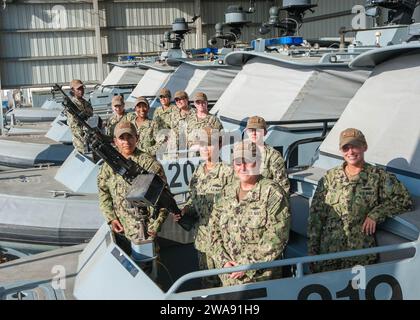 Forze militari STATUNITENSI. 180314FD185-4276 CAMP LEMONNIER, Gibuti (14 marzo 2018) Female Sailors, attached to Task Group (TG) 68.6, posa per una foto durante il mese della storia femminile a Camp Lemonnier, Gibuti, 14 marzo 2018. TG 68,6 è dispiegato in avanti nell'area operativa della 6th Fleet degli Stati Uniti e conduce operazioni congiunte e navali, spesso in collaborazione con partner alleati e interagenzie, al fine di promuovere gli interessi nazionali degli Stati Uniti e la sicurezza e la stabilità in Europa e in Africa. (Foto della Marina degli Stati Uniti di Engineman seconda Classe Carlos A. Monsalve / rilasciata) Foto Stock