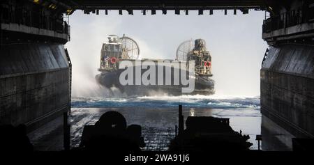 Forze militari STATUNITENSI. 180307ZK016-0010 MAR MEDITERRANEO (7 marzo 2018) Un mezzo da sbarco, cuscino d'aria che trasporta membri della forza di difesa israeliana entra nel ponte della nave d'assalto anfibio classe Wasp USS Iwo Jima (LHD 7), 7 marzo, durante l'esercitazione Juniper Cobra 2018 (JC18). JC18 è un'esercitazione assistita dal computer che viene condotta attraverso simulazioni al computer incentrate sul miglioramento delle capacità combinate di difesa missilistica e l'interoperabilità generale tra il comando europeo degli Stati Uniti e la forza di difesa israeliana. (Foto della Marina degli Stati Uniti di Mass Communication Specialist di terza classe Joe J. Cardona Gonzalez/ Foto Stock