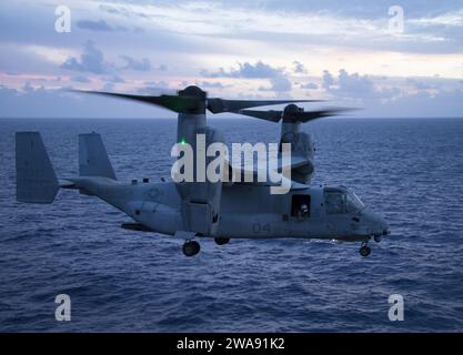 Forze militari STATUNITENSI. 180309JS726-0008 MAR MEDITERRANEO (9 marzo 2018) un MV-22B Osprey, Unito al Marine Medium Tiltrotor Squadron (VMM) 162 (rinforzato), si avvicina alla nave d'assalto anfibio classe Wasp USS Iwo Jima (LHD 7) durante le operazioni di volo serale, 9 marzo 2018. Iwo Jima, portato a casa a Mayport, Florida, sta partecipando al Juniper Cobra 2018 (JC18) e conducendo operazioni navali nell'area operativa della 6th Fleet degli Stati Uniti. JC18 è un'esercitazione assistita da computer condotta attraverso simulazioni al computer incentrate sul miglioramento delle capacità combinate di difesa missilistica e dell'interoperabilità generale Foto Stock