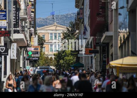 Atene: Via Ermou, con piazza Syntagma sullo sfondo. Grecia Foto Stock