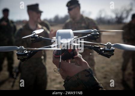 Forze militari STATUNITENSI. 180310NZ408-0291 CAPU MIDIA TRAINING AREA, Romania (10 marzo 2018) A Marine Holdings an MK-2 Instant Eye quadcopter unmanned Aerial System during Exercise Spring Storm 2018, Capu Midia Training area, Romania, 10 marzo 2018. Spring Storm è un'esercitazione condotta dalla Romania nel Mar Nero per migliorare le operazioni anfibie e l'interoperabilità del personale tra le forze navali rumene e statunitensi. (Foto del corpo dei Marines degli Stati Uniti del CPL Austin Livingston/rilasciata) Foto Stock