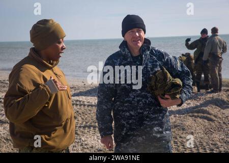 Forze militari STATUNITENSI. 180310NZ408-0163 CAPU MIDIA TRAINING AREA, Romania (10 marzo 2018) Capt. Bryan J. Finman, Right, Deputy commodore of Amphibious Ready Group 4, arriva a terra durante l'esercitazione Spring Storm 2018 presso Capu Midia Training area, Romania, 10 marzo 2018. Spring Storm è un'esercitazione condotta dalla Romania nel Mar Nero per migliorare le operazioni anfibie e l'interoperabilità del personale tra le forze navali rumene e statunitensi. (Foto del corpo dei Marines degli Stati Uniti del sergente dello staff Dengrier M. Baez/rilasciata) Foto Stock