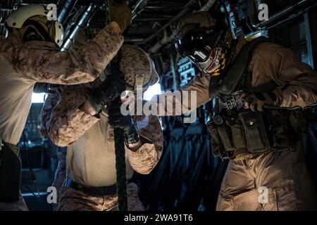 Forze militari STATUNITENSI. HAIFA (12 marzo 2018) U.S. Marines Assigned to the Tactical Recovery of Aircraft Personnel (TRAP) team, 26th Marine Expeditionary Unit (MEU), conducono live fast-roping training, Haifa, Israele, 12 marzo 2018. Iwo Jima e il 26th MEU stanno conducendo operazioni navali nell'area operativa della 6th Fleet degli Stati Uniti. (Foto del corpo dei Marines degli Stati Uniti di Lance Cpl. Tojyea G. Matally/rilasciata) Foto Stock