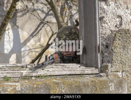 Forze militari STATUNITENSI. 180312PC620-0654 CAPU MIDIA TRAINING AREA, Romania (12 marzo 2018) Un membro della 307th Naval Infantry rumena fornisce sicurezza durante le operazioni militari nell'addestramento su terreno urbano come parte dell'esercitazione Spring Storm 2018, presso Capu Midia Training area, Romania, 12 marzo. Spring Storm è un'esercitazione condotta dalla Romania nel Mar Nero per migliorare le operazioni anfibie e l'interoperabilità del personale tra le forze navali rumene e statunitensi. (Foto della Marina degli Stati Uniti di Mass Communication Specialist 3rd Class Michael H. Lehman/rilasciata) Foto Stock