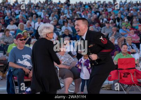 Forze militari STATUNITENSI. 180312NW255-1061 SUN CITY, ARIZ. (12 marzo 2018) il musicista capo William Edwards balla con un membro del pubblico durante una performance della U.S. Navy Band Sea Chanters al Sun Bowl Amphitheater di Sun City, Arizona. Il coro ufficiale della Marina è in un tour di 18 giorni attraverso California, Ariz. E Nev., collegando gli americani alla loro Marina. (Foto della Marina degli Stati Uniti del Senior Chief Musician Melissa Bishop/rilasciata) Foto Stock