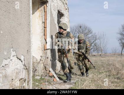 Forze militari STATUNITENSI. 180312PC620-0596 CAPU MIDIA TRAINING AREA, Romania (12 marzo 2018) i membri della 307a Fanteria Navale rumena entrano in un edificio durante le operazioni militari nell'addestramento su terreno urbano come parte dell'esercitazione Spring Storm 2018, presso Capu Midia Training area, Romania, 12 marzo. Spring Storm è un'esercitazione condotta dalla Romania nel Mar Nero per migliorare le operazioni anfibie e l'interoperabilità del personale tra le forze navali rumene e statunitensi. (Foto della Marina degli Stati Uniti di Mass Communication Specialist 3rd Class Michael H. Lehman/rilasciata) Foto Stock