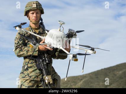 Forze militari STATUNITENSI. 180320FK694-714 CAMPO DI PENDLETON, CALIFORNIA. (20 marzo 2018) Un Marine assegnato al 3rd Battalion, 4th Marines, Kilo Company, posa con un drone durante l'esercitazione Urban Advanced Naval Technology 2018 a Camp Pendleton, California. I Marines stanno testando le tecnologie di nuova generazione per fornire l’opportunità di valutare l’utilità operativa delle tecnologie emergenti e delle innovazioni ingegneristiche che migliorano la capacità di sopravvivenza, la letalità e la connettività del Marine in ambienti urbani complessi. (Foto del corpo dei Marines degli Stati Uniti del sergente Laiqa Hitt/rilasciata) Foto Stock