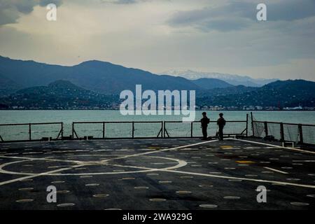 Forze militari STATUNITENSI. 180320NZ408-0097 BATUMI, Georgia (20 marzo 2018) Marines assegnati alla Fox Company, Battalion Landing Team, 2nd Battalion, 6th Marine Regiment, 26th Marine Expeditionary Unit (MEU) man un posto di sicurezza come nave da sbarco di classe Harpers Ferry USS Oak Hill (LSD 51) parte da Batumi, Georgia, 20 marzo 2018. Oak Hill, porto di casa a Virginia Beach, Virginia, e il 26th MEU stanno conducendo operazioni navali nell'area operativa della 6th Fleet degli Stati Uniti. (Foto del corpo dei Marines degli Stati Uniti del CPL Austin Livingston/rilasciata) Foto Stock