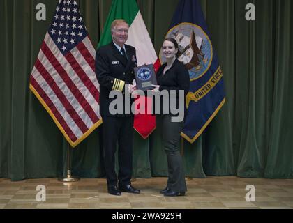 Forze militari STATUNITENSI. 180319WO404-057 ATTIVITÀ DI SUPPORTO NAVALE NAPOLI, Italia (19 marzo 2018) Adm. James G. Foggo III, comandante, forze navali USA Europa-Africa e comandante, Allied Joint Force Command Napoli, Italia, posa per una foto con Junior Civilian of the Year Sara Gilliland durante la cerimonia delle forze navali USA Europe-Africa Civilian of the Year al Naval Support Activity Napoli base Theatre 19 marzo 2018. U.S. Naval Forces Europe-Africa, con sede a Napoli, sovrintende le operazioni congiunte e navali, spesso in concerto con partner alleati e interagenzie, per consentire relazioni durature Foto Stock