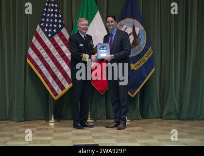 Forze militari STATUNITENSI. 180319WO404-078 ATTIVITÀ DI SUPPORTO NAVALE NAPOLI, Italia (19 marzo 2018) Adm. James G. Foggo III, comandante, forze navali USA Europa-Africa e comandante, Allied Joint Force Command Napoli, Italia, posa per una foto con Civilian of the Year Ian Johnston durante la cerimonia delle forze navali USA Europe-Africa Civilian of the Year al Naval Support Activity Naples base Theatre 19 marzo 2018. U.S. Naval Forces Europe-Africa, con sede a Napoli, sovrintende le operazioni congiunte e navali, spesso in concerto con partner alleati e interagenzie, per consentire relazioni durature e in Foto Stock